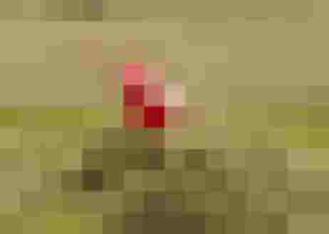 Kind springt begeistert auf einem Heuhaufen in einer idyllischen Landschaft.