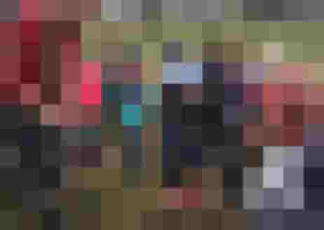 Kinder und ein Erwachsener pflanzen gemeinsam einen Baum in der Natur.