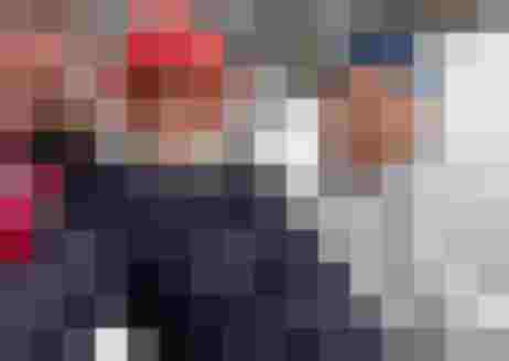 Verschneite Landschaft mit fröhlichen Frauen in Winterkleidung, ideal für Erholung im Urlaub.